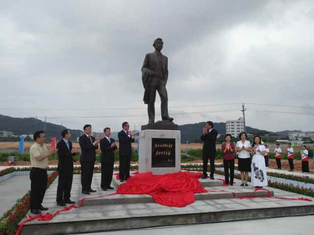 与会嘉宾为廖仲恺先生铜像揭幕。
