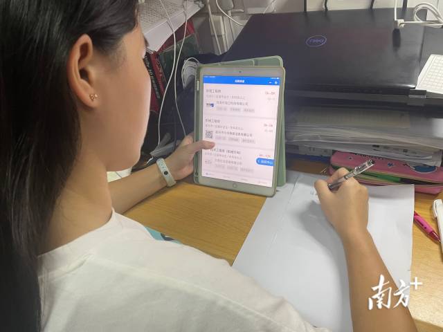 学生可以通过网络平台进行线上简历投递、面试和签约。 学生可以通过网络平台进行线上简历投递、面试和签约。