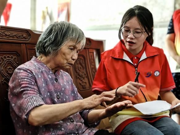 队员们聆听老党员讲奋斗故事。通讯员供图