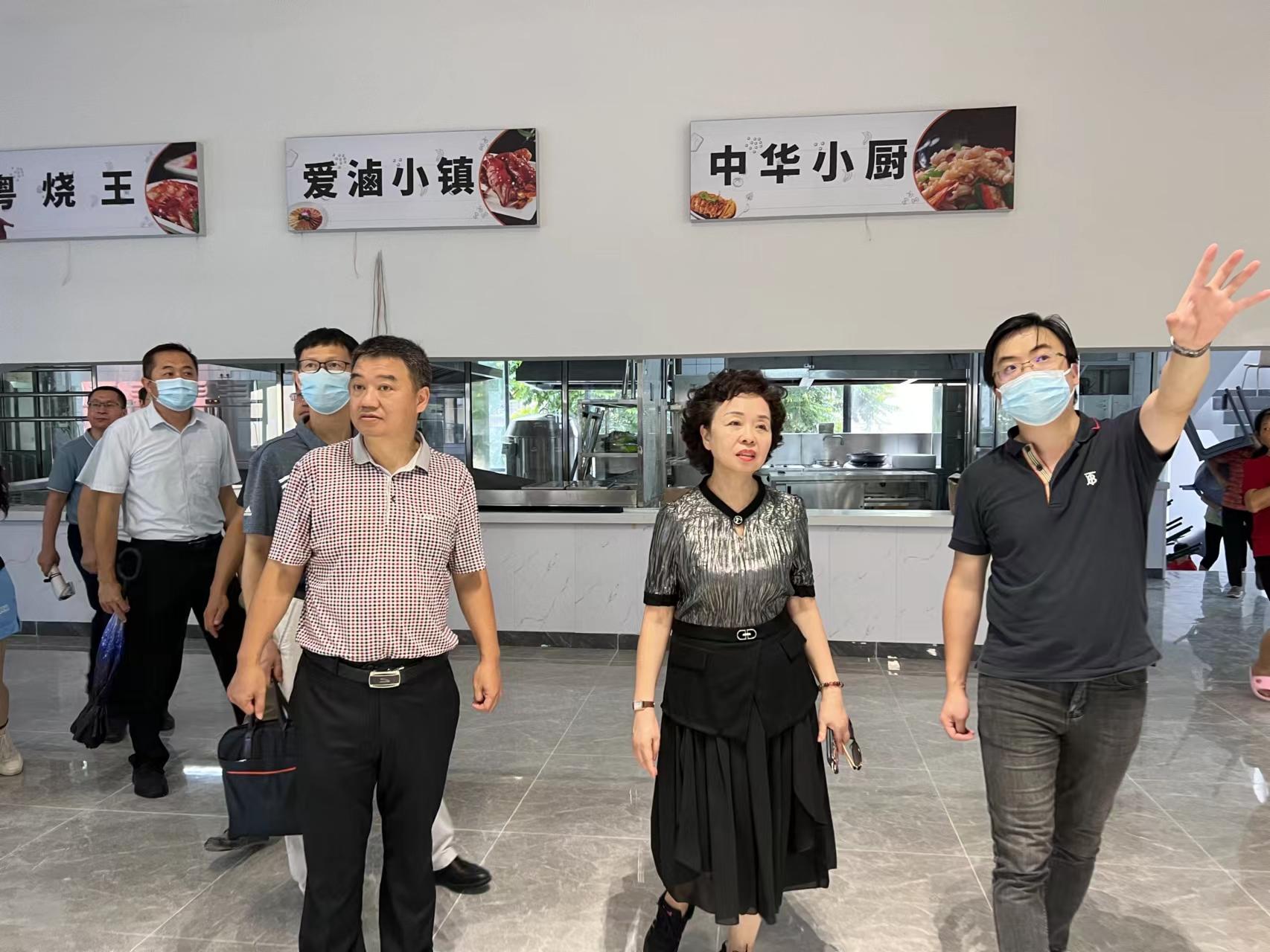 程萍校长带队开展校园安全检查工作
