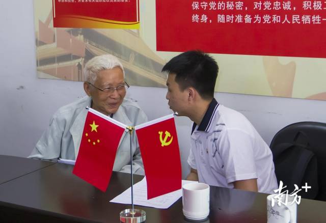李岗与仲恺学子亲切交谈。
