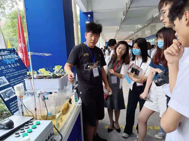 参赛同学展示科创成果。