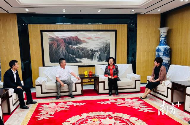 仲恺校长程萍与企业负责人商谈毕业生招聘事宜。 仲恺校长程萍与企业负责人商谈毕业生招聘事宜。