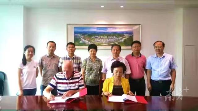 学校柔性引进国际著名真菌学家Kevin D.Hyde博士作为植物保护学科领军人才、植物健康创新研究院真菌团队负责人,图片为校长程萍出席签约仪式。 学校柔性引进国际著名真菌学家Kevin D.Hyde博士作为植物保护学科领军人才、植物健康创新研究院真菌团队负责人,图片为校长程萍出席签约仪式。