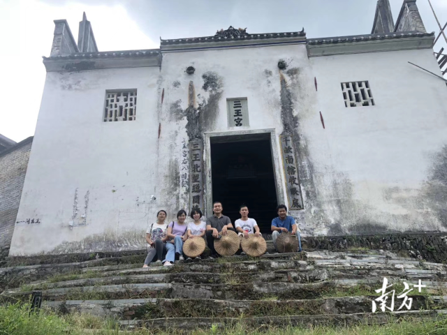 张文浩带领学生调研村庄文化旅游资源。 张文浩带领学生调研村庄文化旅游资源。