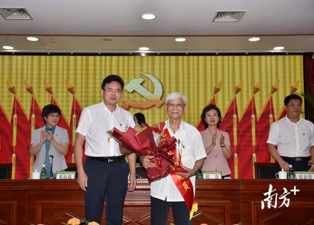 2020年7月1日,仲恺农业工程学院党委书记宋垚臻为李岗颁奖。