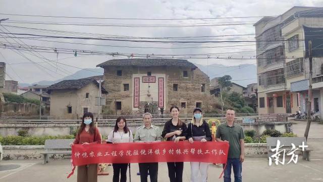 省第十三次党代会代表、学校专任教师黄丽燕(左二)作为农村科技特派员深入潮州市饶洋镇开展驻镇帮镇扶村工作。学校供图