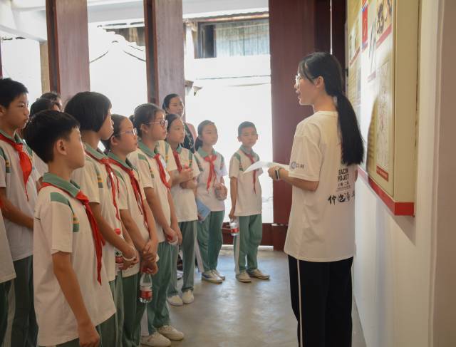 “廖何纪念馆”讲解队的讲解员为中小学生讲解丽泽斋的历史 “廖何纪念馆”讲解队的讲解员为中小学生讲解丽泽斋的历史