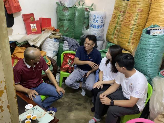 仲有梦实践队深入当地到村民家中走访 仲有梦实践队深入当地到村民家中走访