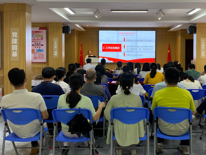 全校学生党支部书记专题培训顺利举办