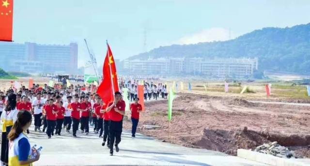 仲恺农业工程学院健步走庆国庆活动。仲恺农业工程学院供图 仲恺农业工程学院健步走庆国庆活动。仲恺农业工程学院供图