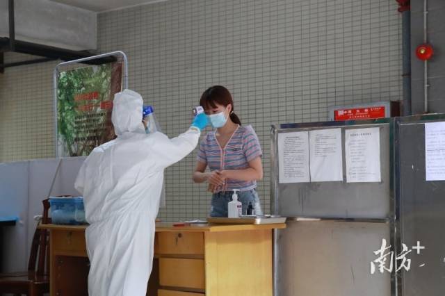 广东药科大学举行开学学生返校疫情防控实景模拟演练。