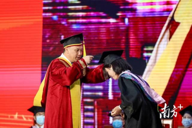 校长马宏伟为毕业生扶正流苏 校长马宏伟为毕业生扶正流苏