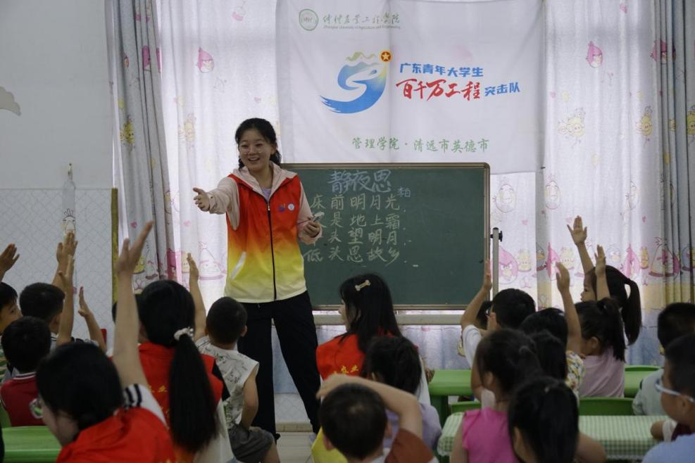 队员们在镇幼儿园开展“大手拉小手”活动。通讯员供图
