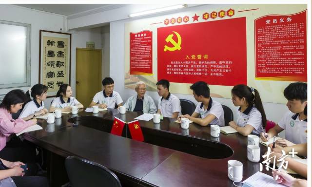 李岗与仲恺学子亲切交谈。