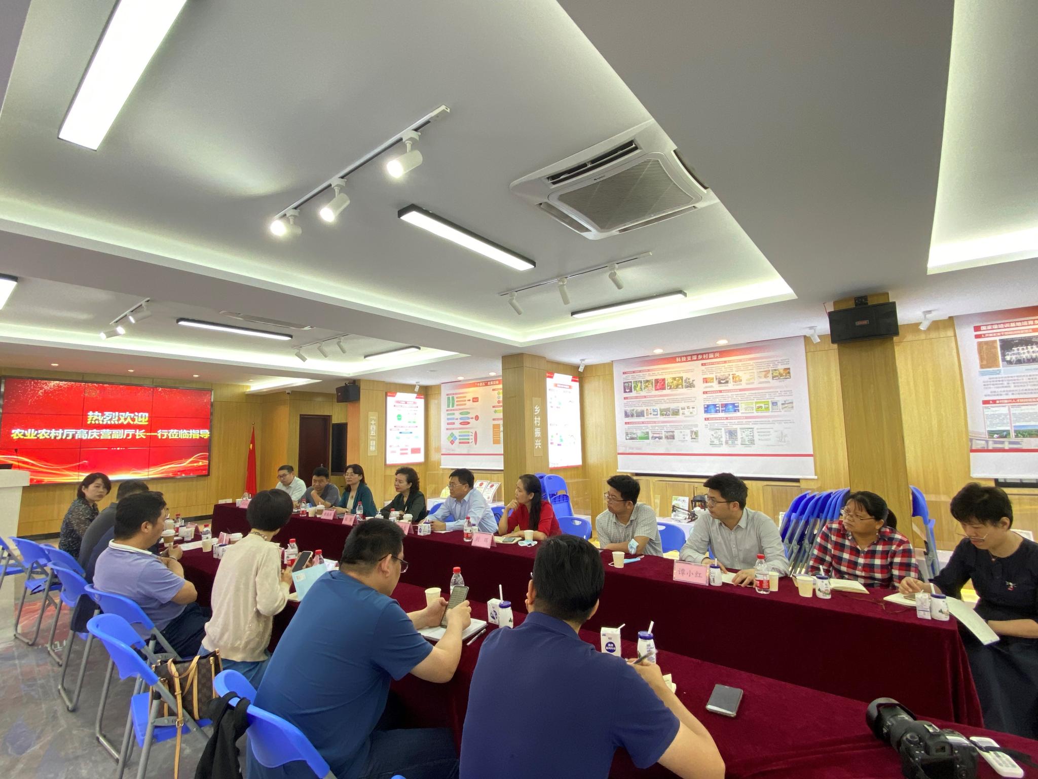 省农业农村厅高庆营副厅长一行到我校调研