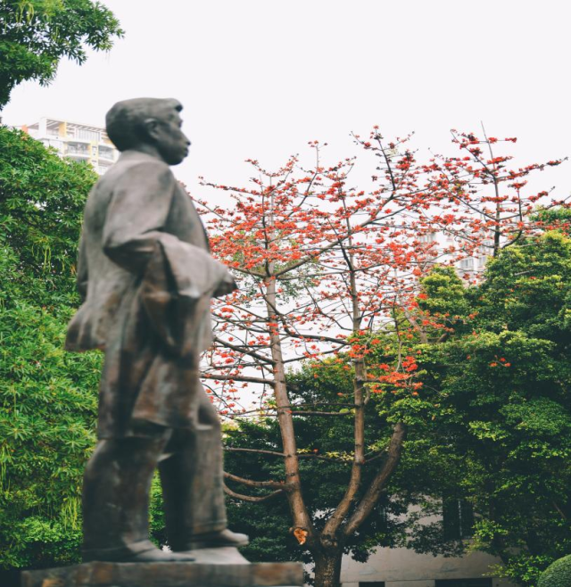 仲恺农业工程学院内的廖仲恺先生铜像 仲恺农业工程学院内的廖仲恺先生铜像