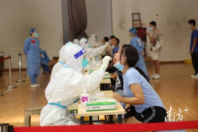 广东药科大学举行开学学生返校疫情防控实景模拟演练。