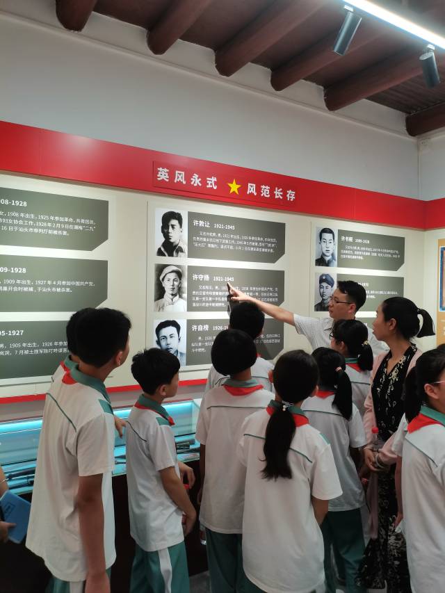 仲有梦指导老师为中小学生讲解革命先辈的历史 仲有梦指导老师为中小学生讲解革命先辈的历史