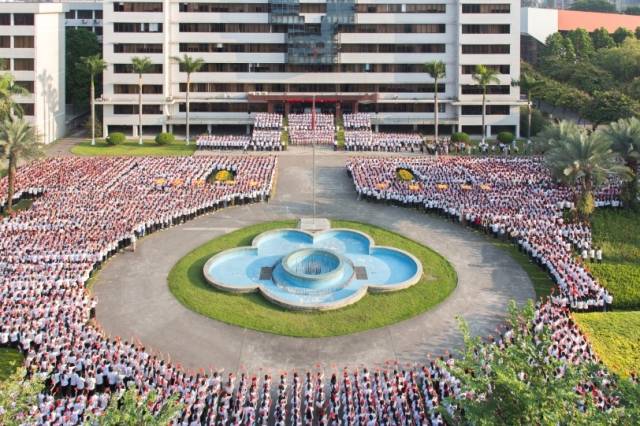 华南师范大学组织万名师生升国旗。华师供图