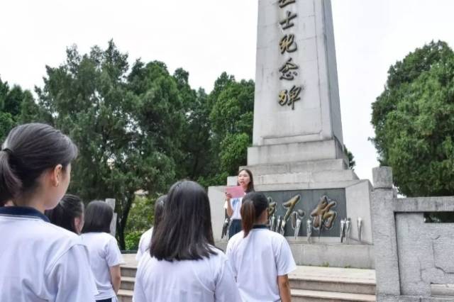 农业与生物学院学生党员在花都革命烈士陵园讲述红色革命故事。