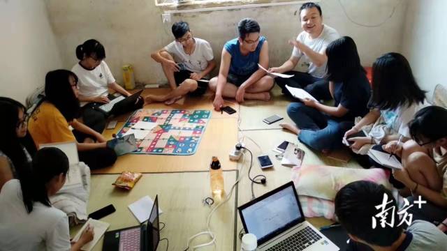 张文浩在驻村地与学生开展社会工作培训。 张文浩在驻村地与学生开展社会工作培训。