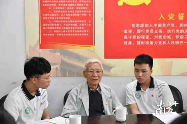 李岗与仲恺学子亲切交谈。