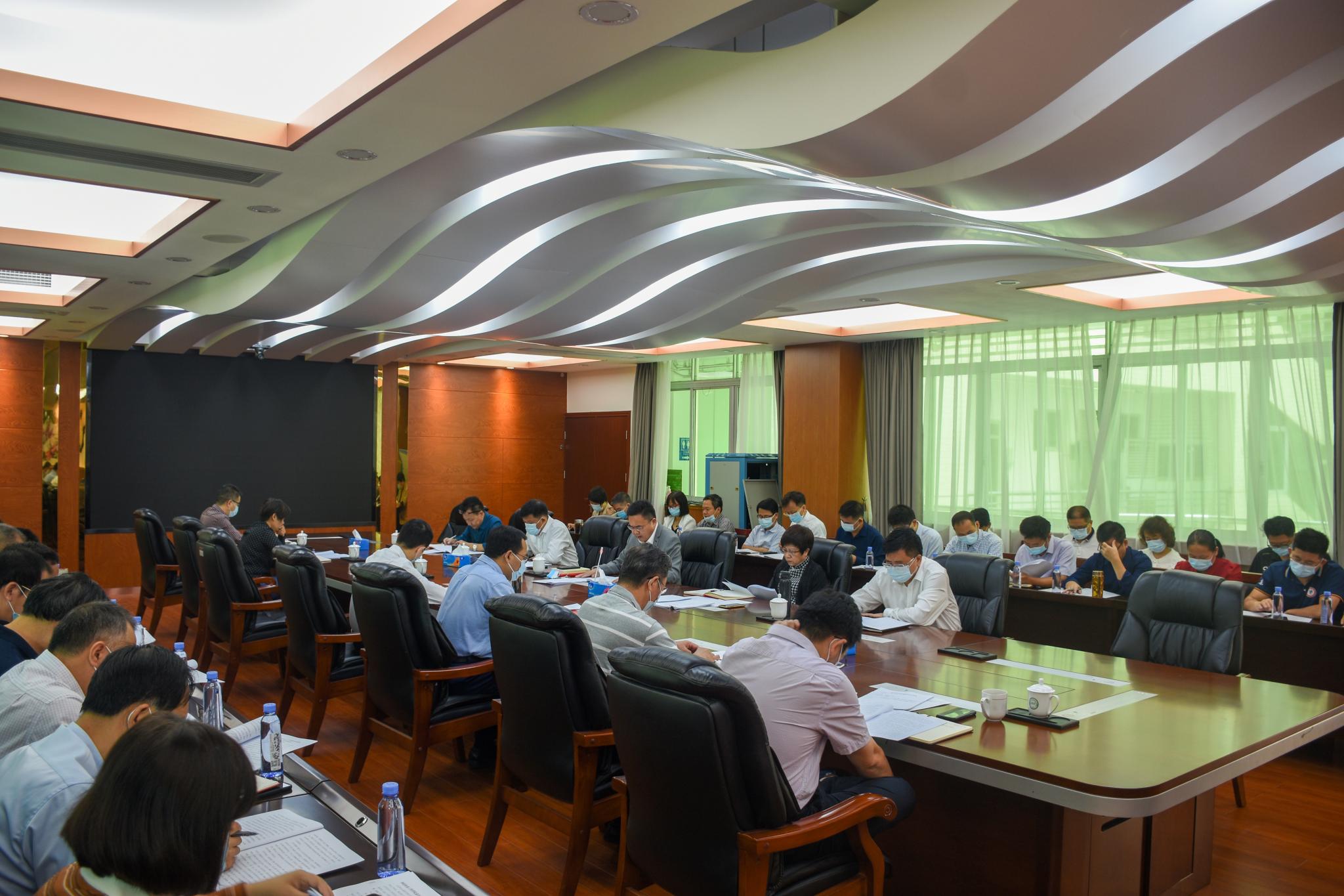 学校召开党委理论学习中心组扩大会