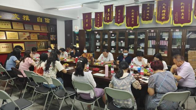 人文与社会科学学院召开班主任工作经验交流会